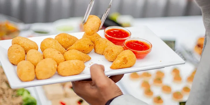 Dát si můžete třeba brazilské sýrové kuličky, nebo kroketky plněné kuřecím masem. 