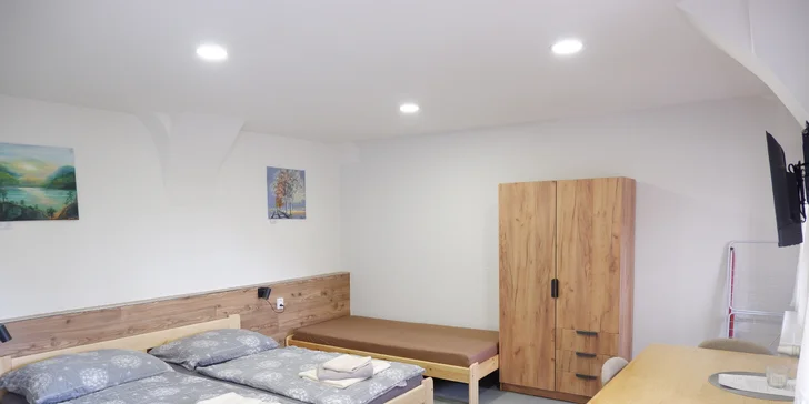 Třílůžkový apartmán v přízemí nabídne útulnou ložnici s manželskou postelí a dalším samostatným lůžkem.