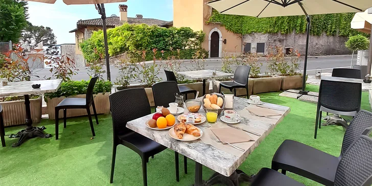 Přímo na břehu jezera stojí pěkný Hotel Touring Gardone Riviera. 
