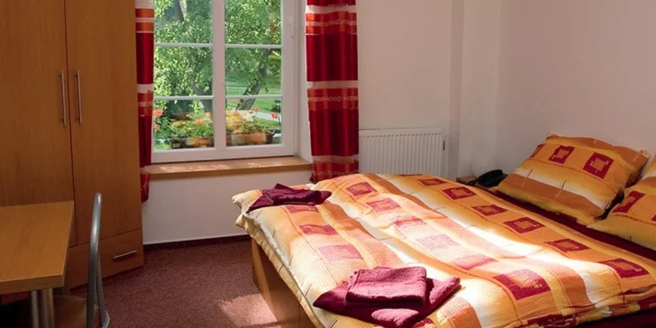 Bydlet budete ve standardně zařízeném pokoji s vlastní koupelou.