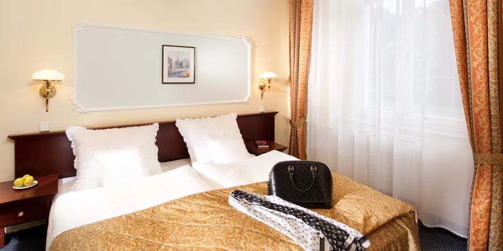 Všechny pokoje mají LCD TV-SAT, telefon, trezor, minibar a Wi-Fi připojení.