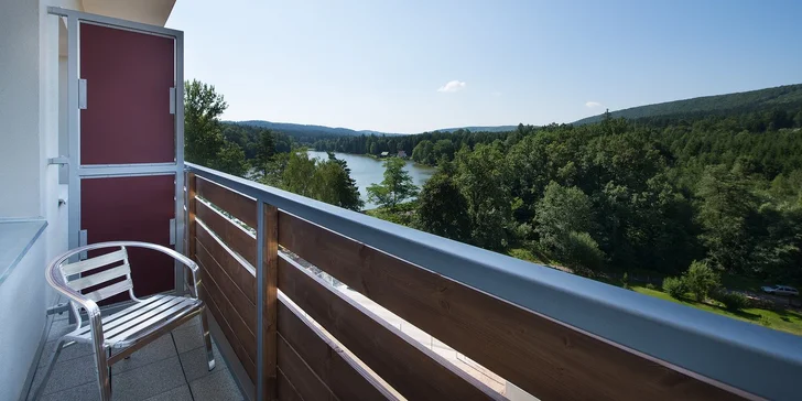 Většina pokojů má balkon s výhledem na Pekelské rybníky a přilehlé lesy nebo do areálu.