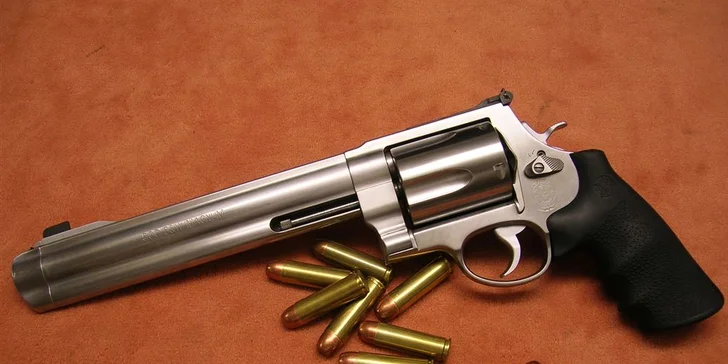 Král revolverů SW500.