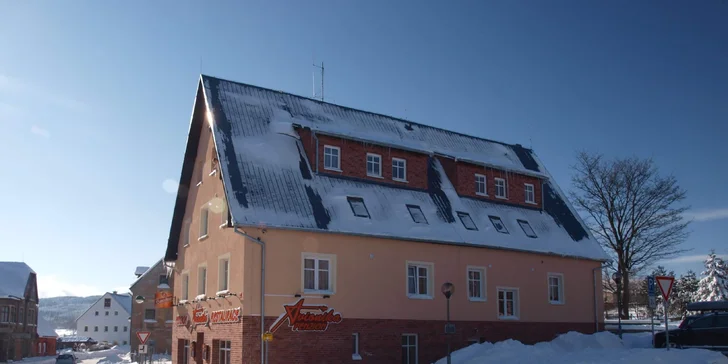 Díky své poloze v blízkosti ski areálu Klínovec (6 km) je ideálním místem pro lyžaře. 