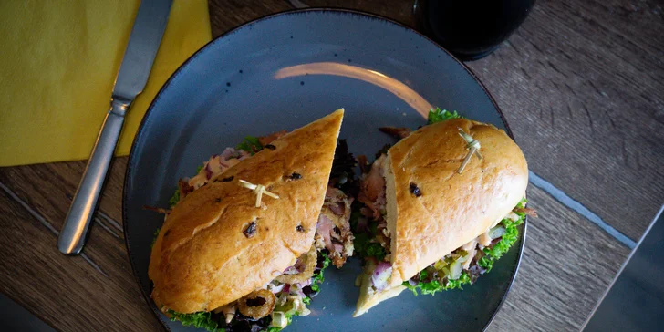 Kromě trhaného vepřového zahrnuje i chipotle majonézu, salátek, kyselou okurku a cibulku.