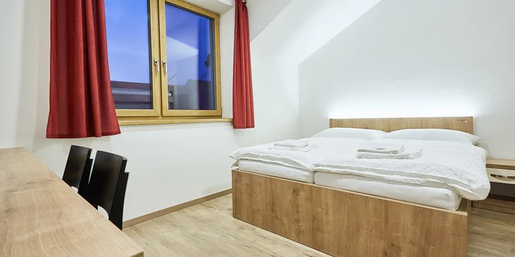 Pokoje jsou vybavené televizí, minibarem, rychlovarnou konvicí a připojením k Wi-Fi.