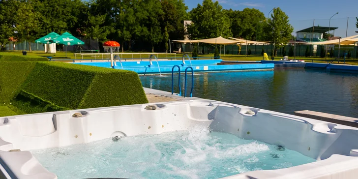 Za príplatok si môžete oddýchnuť aj v bublinkách, pretože na kúpalisku sa nachádza jacuzzi.