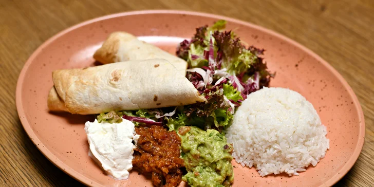 Quesadilla s rajčaty, čerstvým špenátem, olivami a sýrem fitaki, podávaná s rýží, guacamole, pomodoro dipem a zakysanou smetanou (495 g)
