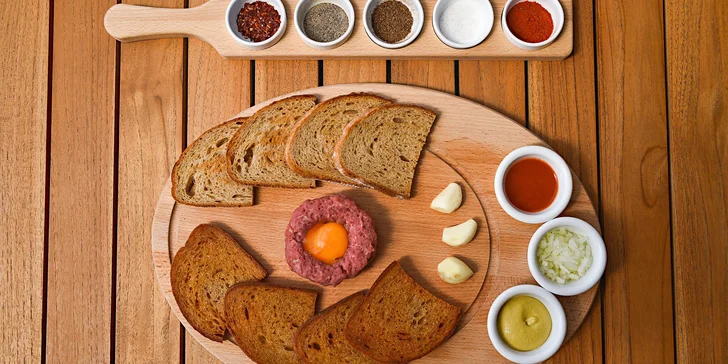  Těšte se na koleno, žebírka, řízky, trhané maso, hermelín, goudu a spoustu dalších dobrot. 