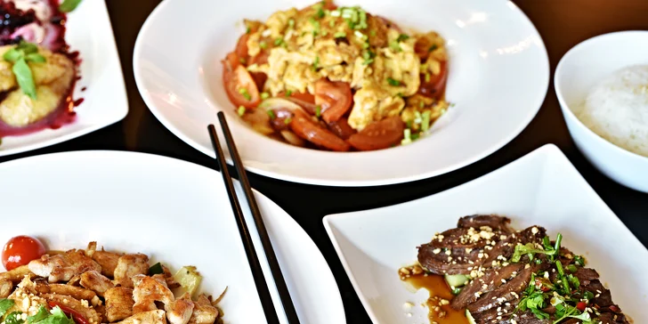 Menu se podává ve společných miskách, aby si každý mohl brát, na co má chuť.