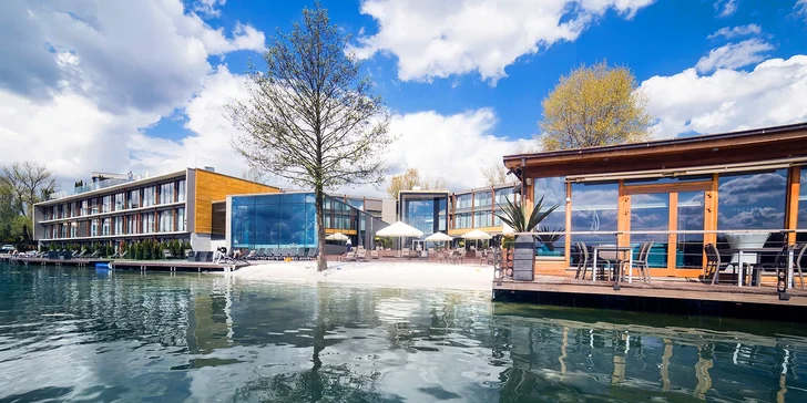 Boží pobyt se snídaní či polopenzí a neomezeným wellness v luxusním hotelu na břehu jezera