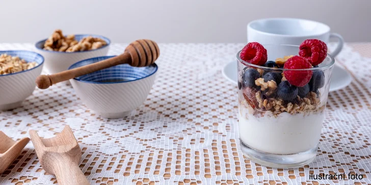 Sladké křupání: ručně dělané müsli s jogurtem a cappuccino pro 1 i pro 2