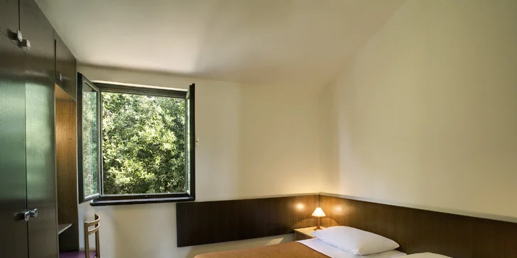 Každý apartmán má ložnici s manželskou postelí nebo 2 samostatnými lůžky.