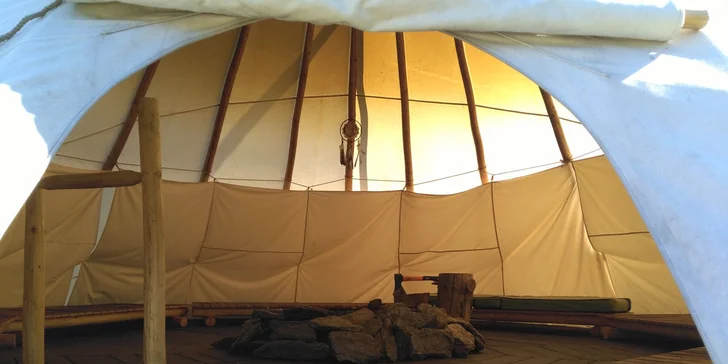Uprostřed teepee je ohniště, kde si můžete rozdělat oheň a opéct třeba něco dobrého.