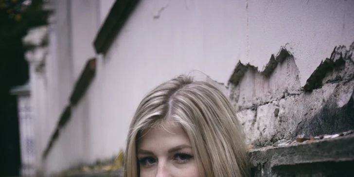 Každá slečna si zaslouží pěkný portrét. O ten se fotograf rád postará.