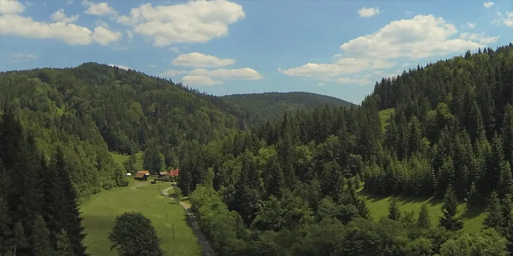 Vila Anna se nachází  na konci údolí Lušová, 300m od hájenky. 