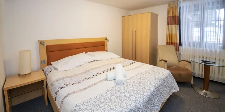 Bydlet budete v prvním či druhém poschodí v pokoji vybaveném vlastním sociálním zařízením (toaleta, umyvadlo, sprcha), TV a Wi-Fi.
