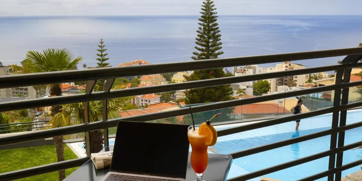 K pokoji náleží balkon či terasa.