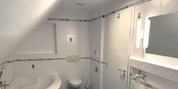V apartmánu č.1 je k dispozici navíc také vana.