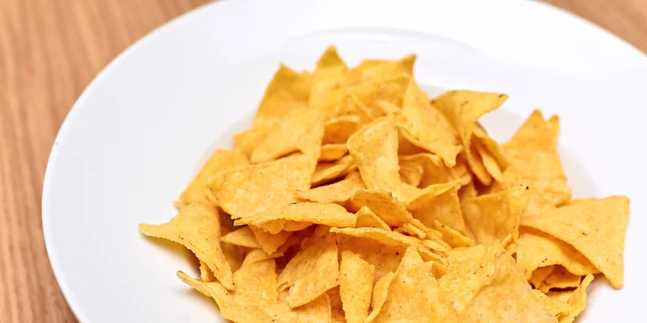 Nejdříve si dáte nachos – ty na mexickém stole nesmí chybět.