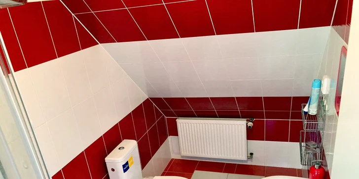 Všetky izby disponujú vlastnou kúpeľňou s toaletou.