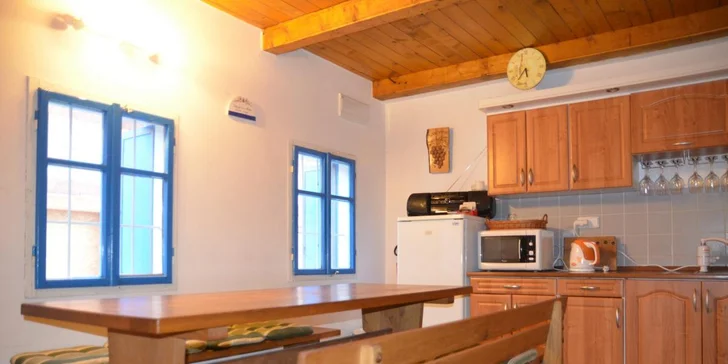 Ubytování je bez služeb, ale přímo ve sklípku můžete využít společnou kuchyňku.