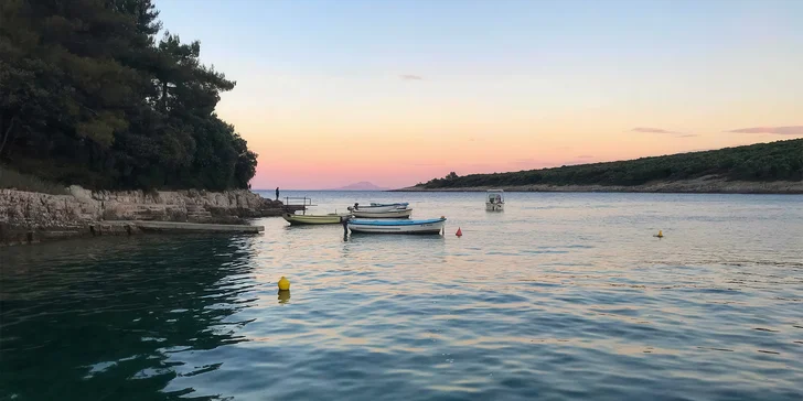 Relaxujte na 250 m vzdálené pláži v krásné a klidné zátoce. 