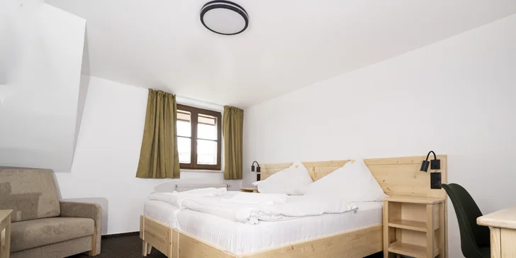 Nabízí tu ubytování v útulných pokojích, které jsou zařízené moderním stylu, který však nezapomíná na typickou šumavskou atmosféru. 