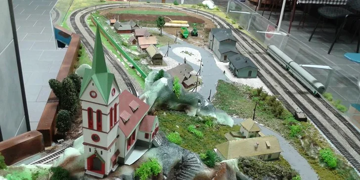 Tratě téhle vyvedené železnice čítají na 145 metrů. 