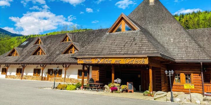Kúria na Táloch sa nachádza v turisticky atraktívnom Národnom parku Nízke Tatry.