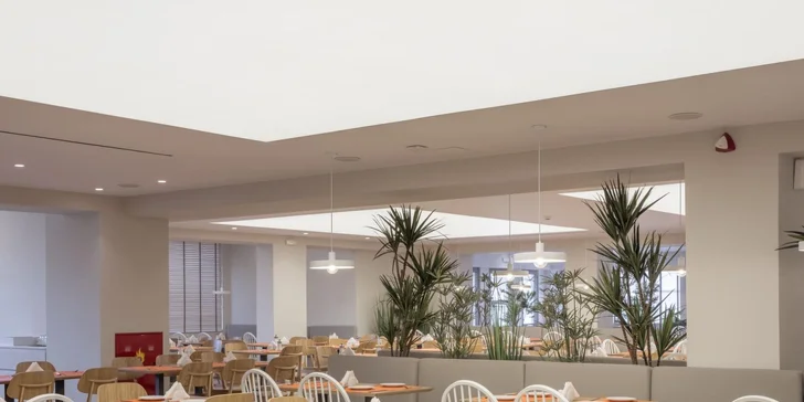 V hlavní restauraci vás čekají bohaté bufety s ukázkami asijské, mexické i typické řecké kuchyně, nechybí ani čerstvé ryby, sushi a oblíbený show cooking.