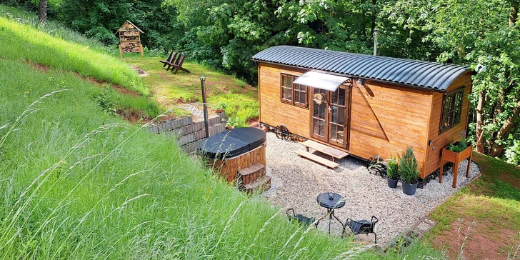 Stylová maringotka v přírodě Trutnova pro pár: kuchyňka, venkovní koupací sud i lokální pivo