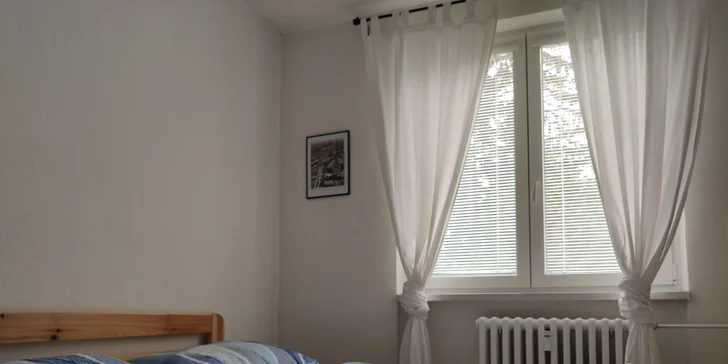 V jednej spálni je manželská posteľ, detská prístelka a postieľka, v druhej dve oddelené lôžka.