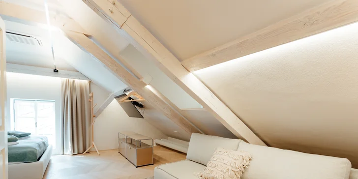  Apartmány na poschodí majú i rozkladací gauč, ktorý vie poslúžiť ako prístelka pre ďalšie 2 osoby.