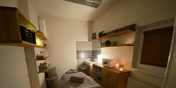 Rituál zakončuje jemná relaxační masáž vlasové pokožky.