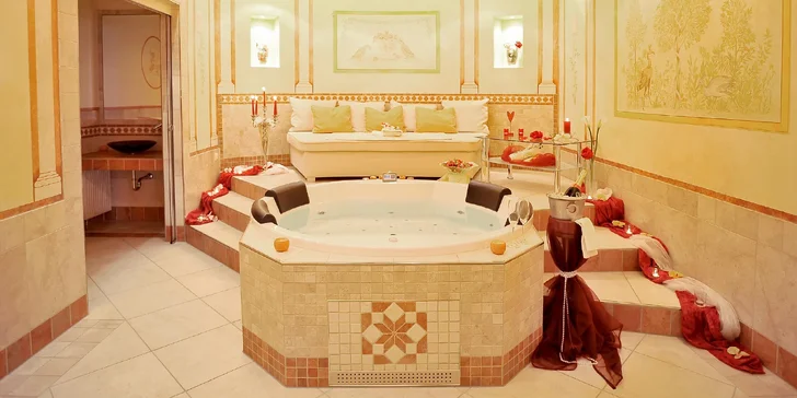 Ve wellness je bazén, vířivka a několik typů saun. 