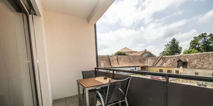 Apartmány na horných poschodiach majú lodžiu, na prízemí je vždy súkromná predzáhradka.