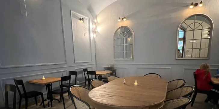 Tenhle příjemný podnik najdete na nádvoří paláce Pražské plynárenské na Národní třídě. 