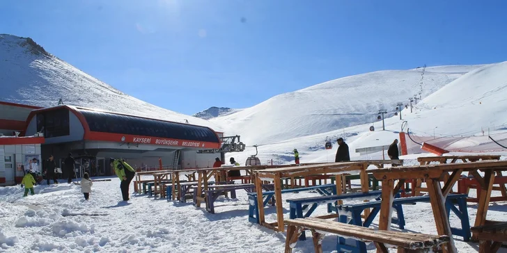 Do skiareálu jezdí skibus. 