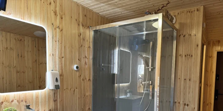 Ve wellness naleznete i prostornou koupelnu.