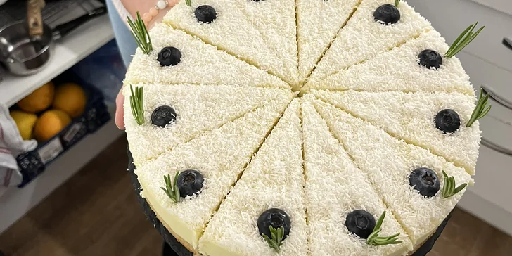 Mezi veganské speciality patří kokosový dort s borůvkami.