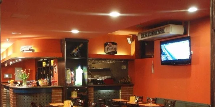 Po bowlingu si zahrajte třeba ještě kulečník, stolní fotbálek či se občerstvěte v baru.
