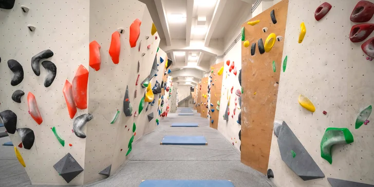 Vstupy na boulderingovou stěnu Hudy Boulder Karlín pro děti, studenty i dospělé