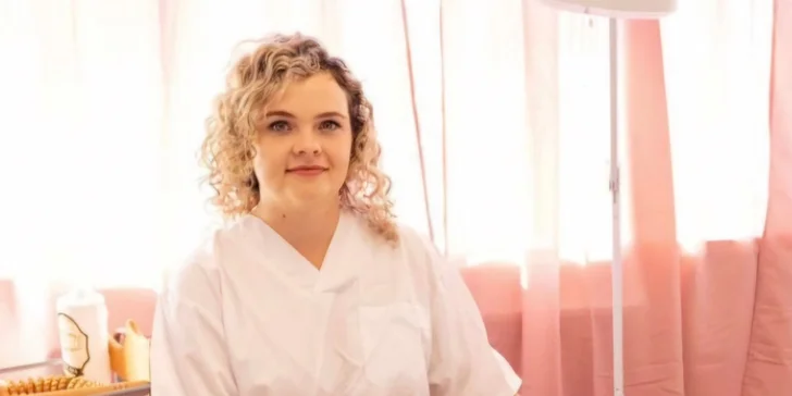V salóne sa vám bude venovať skúsená zdravotná sestra s viac ako 10-ročnou praxou, ktorá je zároveň aj jeho majiteľkou.