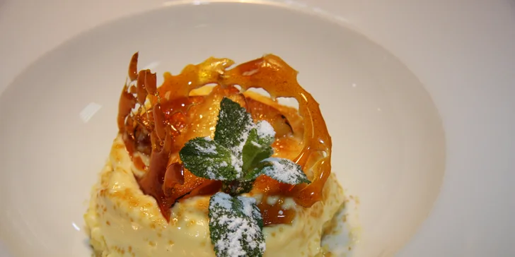 Jako sladká tečka se podává francouzský dezert crème brûlée. 