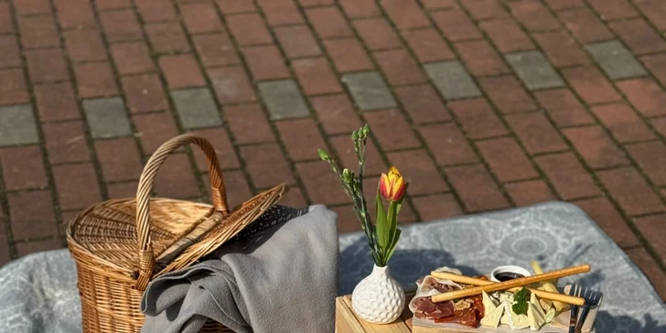 Nechybí výběr sýrů a šunek, paštika nebo třeba dezerty, oříšky, olivy a čerstvé pečivo.