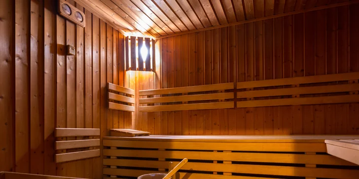 Fínska sauna a hydromasážna vírivka pre štyri osoby tvoria kombináciu, ktorá vás po dni strávenom v kopcoch či v uličkách mesta nabije energiou.
