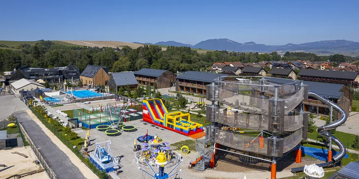 Dominantou celého areálu je jedinečné poschodové 3D bludisko s prekážkami, lávkami, domčekmi a toboganom s celoročnou prevádzkou.