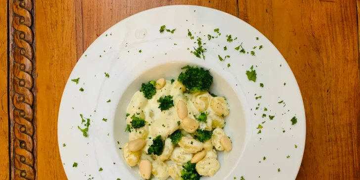 Dát si můžete gnocchi se smetanovou omáčkou s růžičkami brokolice a mandlemi. 