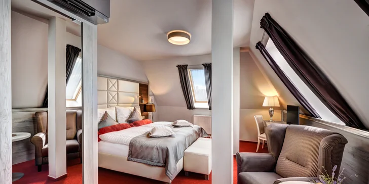 V každém pokoji najdete TV, velkou skříň, minibar i trezor. 